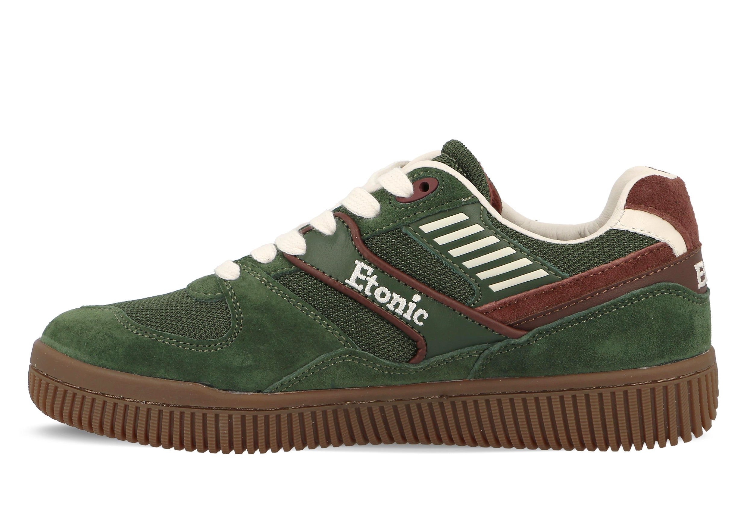 Le sneakers Limited Edition DROPSHOT sono una collaborazione con Baum und Pferdgarten. Il modello Kombu Rum Green è una sneaker da tennis classica con dettagli in suede, suola in gomma e il logo Baum x Etonic sulla linguetta.