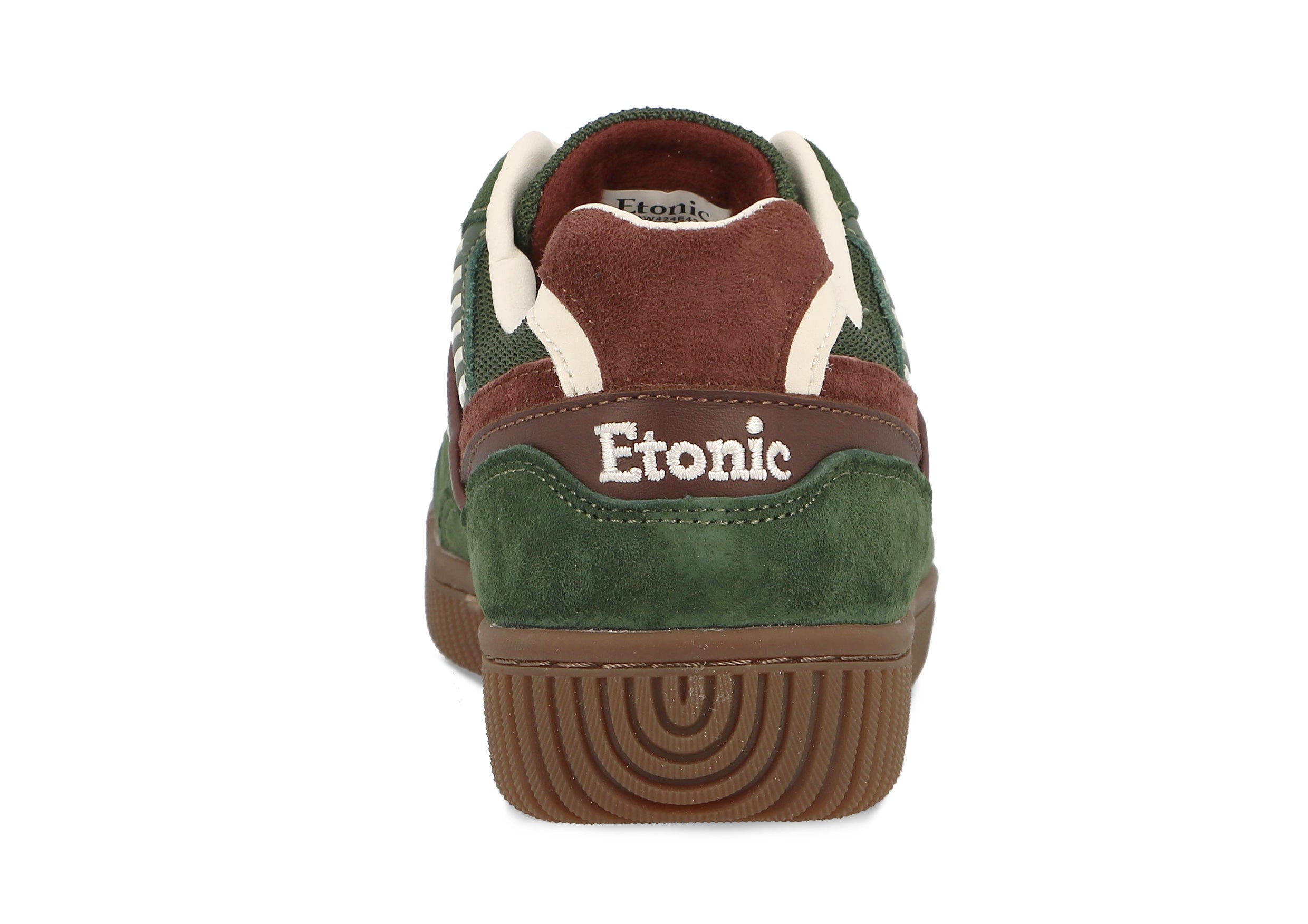 Le sneakers Limited Edition DROPSHOT sono una collaborazione con Baum und Pferdgarten. Il modello Kombu Rum Green è una sneaker da tennis classica con dettagli in suede, suola in gomma e il logo Baum x Etonic sulla linguetta.