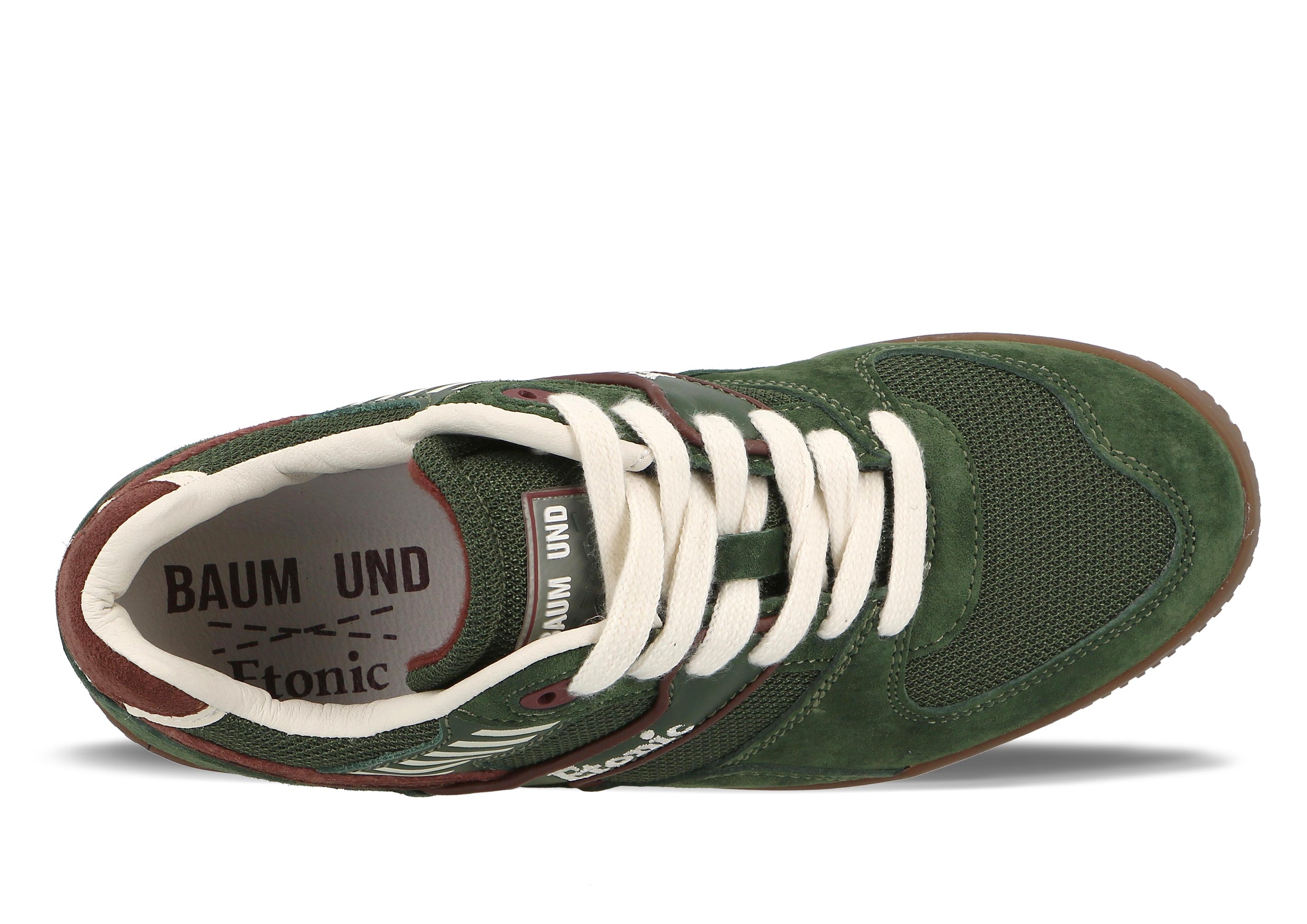 Le sneakers Limited Edition DROPSHOT sono una collaborazione con Baum und Pferdgarten. Il modello Kombu Rum Green è una sneaker da tennis classica con dettagli in suede, suola in gomma e il logo Baum x Etonic sulla linguetta.